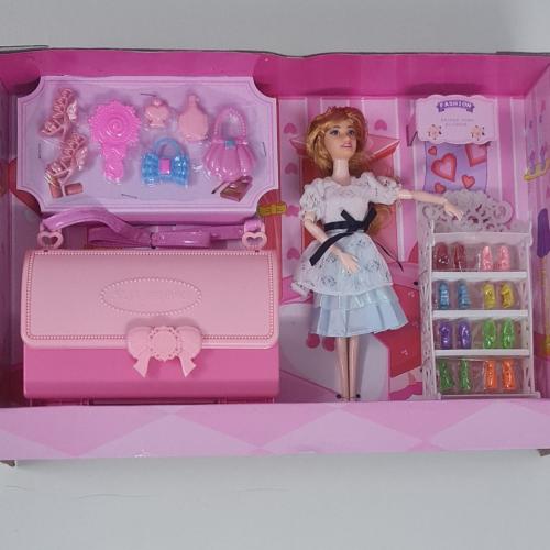 دمية مع جموعة احذية وحقائب