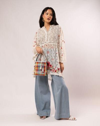 توب RANNA GILL ] دانتيل ابيض مع ورود ملونه