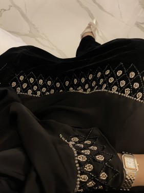 عباية بتطريز ذهبي واسود