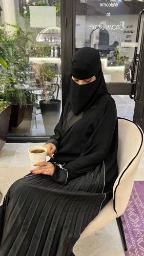 عباية بجوانب كسر وتطريز