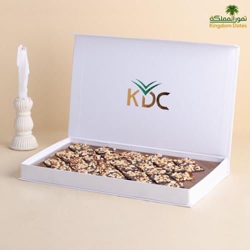 صندوق kDC مجدول بزبدة الفول السوداني واللوز والشكولاته