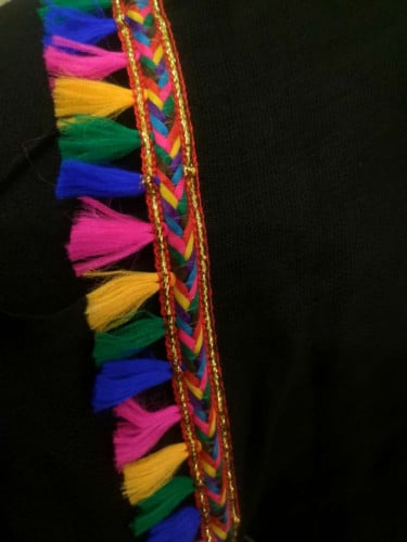 طرحه بأطراف ملونه