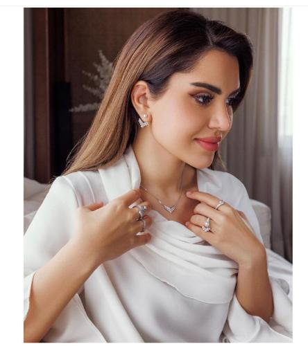 ثوب الكريب الابيض