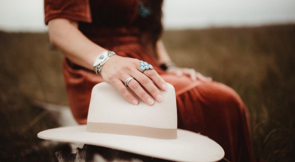 تنسيق قبعة نسائية مع الفساتين