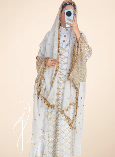 لبس مديني تراثي نسائي أبيض مطرز من أزياء المدينة المنورة