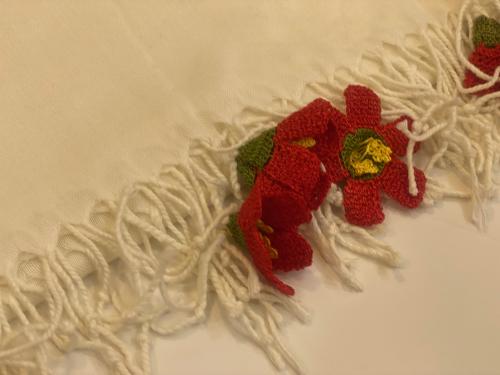 طرحة بكروشيه  اويا تركي ابيض اوف وايت ورد احمر