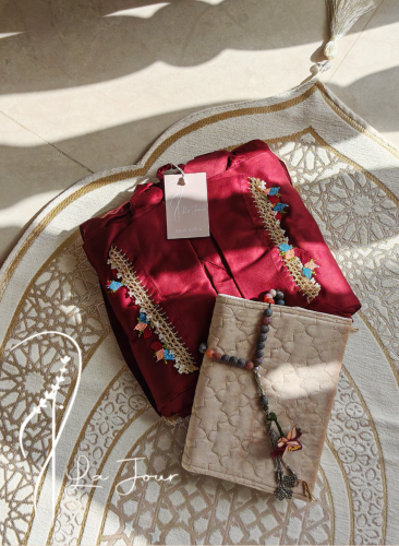 شرشف صلاة لف أحمر  غامق  بالورد الاويا الفاخر من لاجور