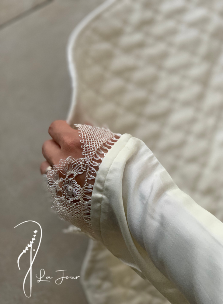 شرشف صلاة لف  اوف وايت ستان  مزين باويا  و الطرحة مثبتة.