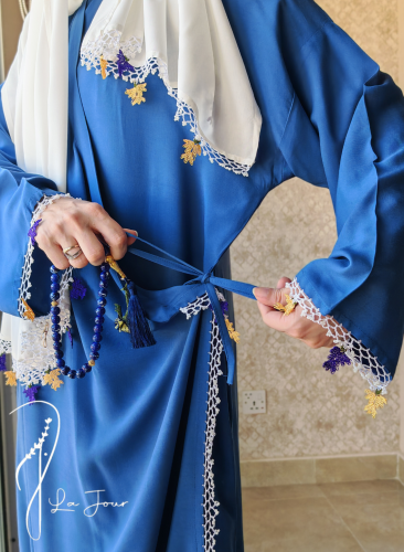شرشف صلاة لف أزرق بالكروشيه و الورد الاويا