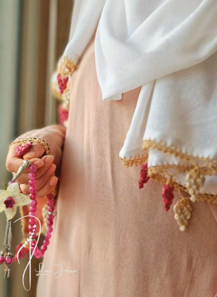 شرشف صلاة لف بيج غامق قطن بالكروشيه عناقيد عنب  يدوي