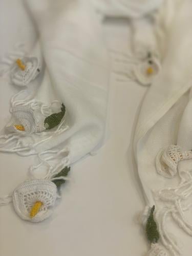 طرحة بيضاء مزبن بكروشيه  ورد تركي فاخر