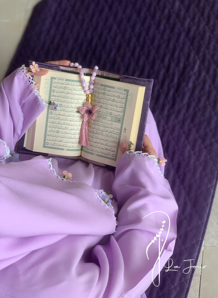 شرشف صلاة بنفسجي لف مزين بالكروشيه و الورد الاويا