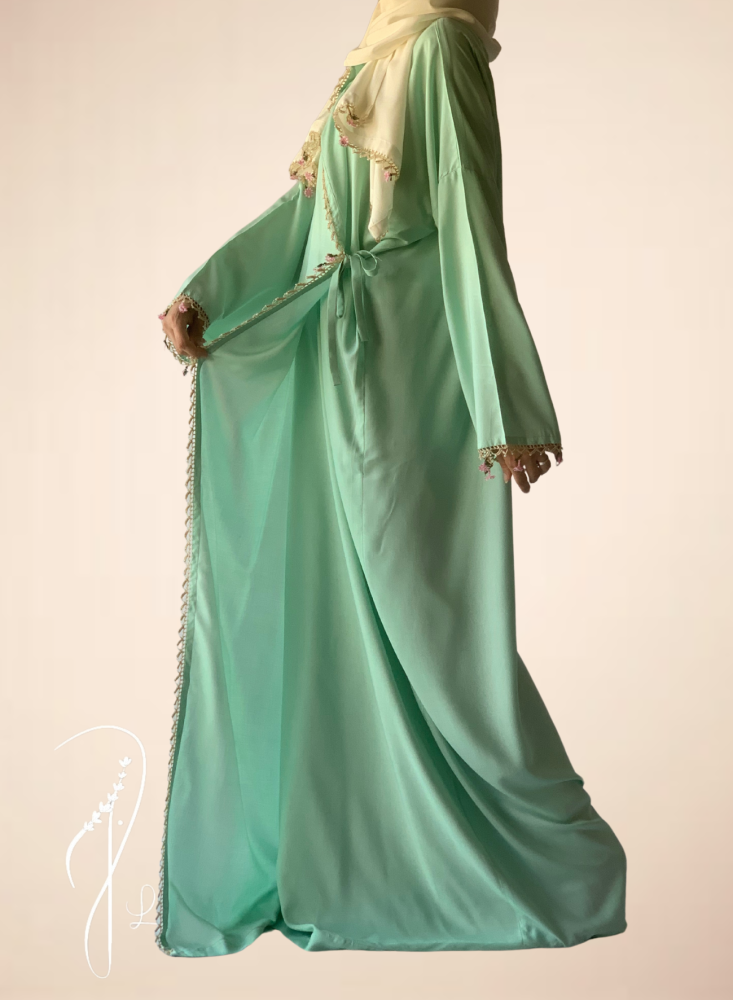 Prayer sheet, wrapped in crochet and luxurious roses, a fixed veil