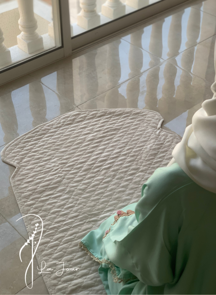 Prayer sheet, wrapped in crochet and luxurious roses, a fixed veil