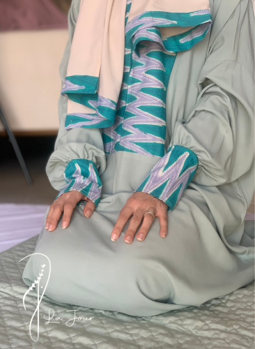 شرشف صلاة باتيك سستة بنفسجي فاتح و الطرحة مثبتة .