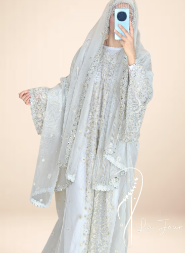 اللبس المديني التقليدي رمادي فاتح مطرز من التراث الحجازي