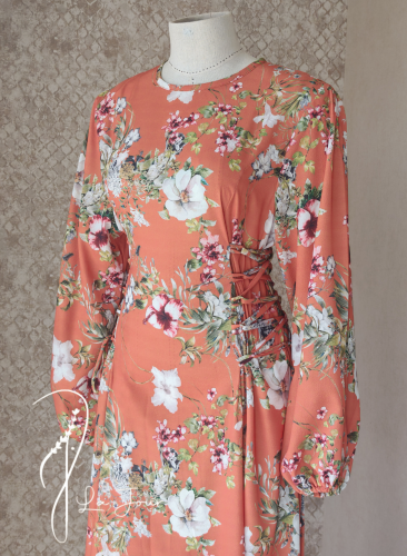 فستان منقوش طويل بكم مع رباط جانبي أنيق