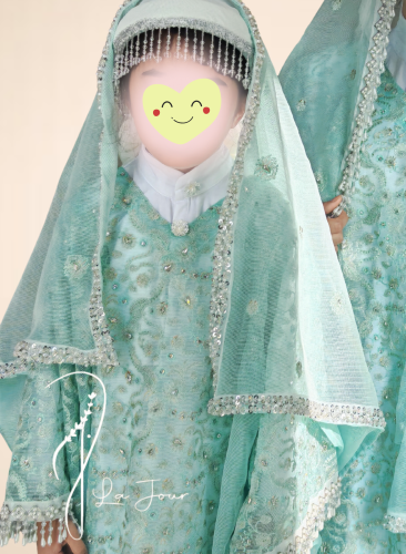 لبس أطفال مديني تقليدي بلون تيفني مطرز من التراث الحجازي