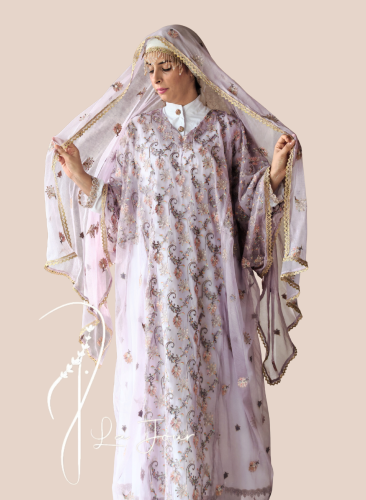 لبس مديني تراثي نسائي بنفسجي مطرز من أزياء المدينة المنورة