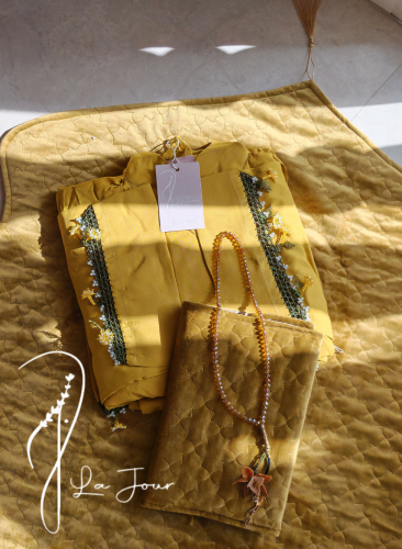 شرشف صلاة لف أصفر كموني بالكروشيه و الورد الاويا التركي