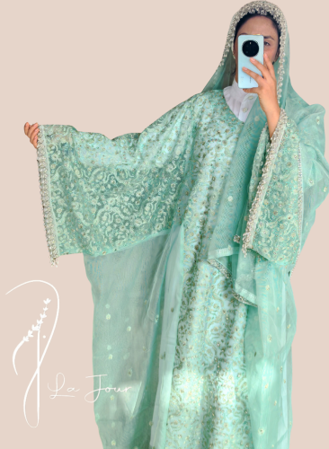 اللبس المديني التقليدي بلون تيفني المطرز من التراث الحجازي