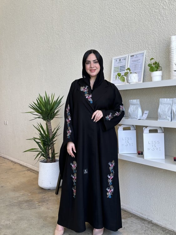 عباية كتف كتان كلوش اسود تطريز ملون