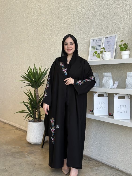 عباية كتف كتان كلوش اسود تطريز ملون