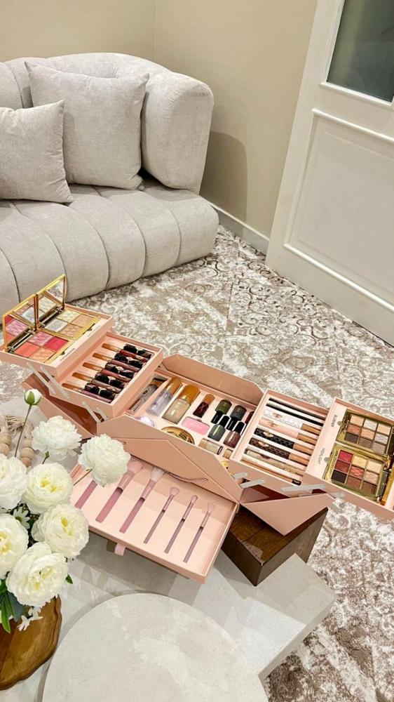 بوكس مكياج متكامل ( بديل شارلوت 3 الوان )