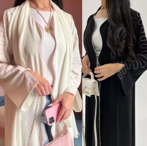 عباية كاجوال بتطريز وردي وأبيض متوفر لونين (أسود+ب...