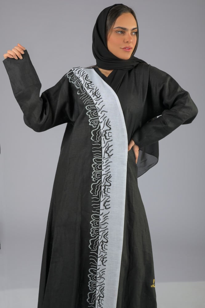 عباية كلاسيك ابيض واسود