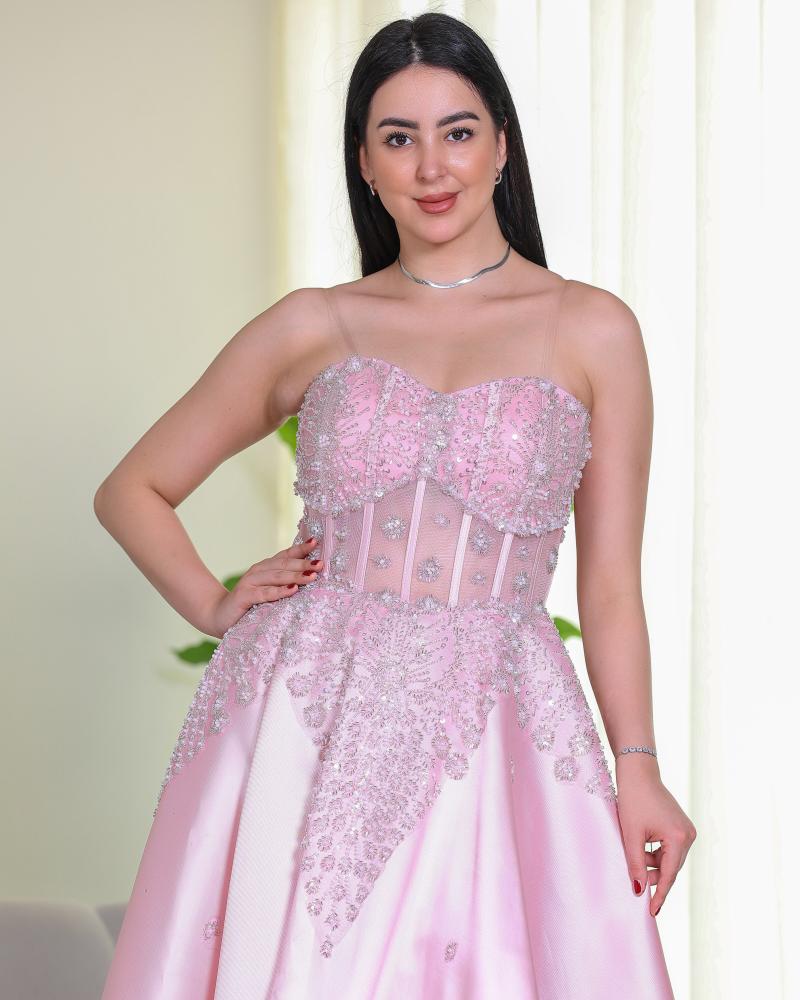 إطلالتك كمدعوة لحفل زواج أو خطوبة: دليلك للظهور بأناقة متوازنة