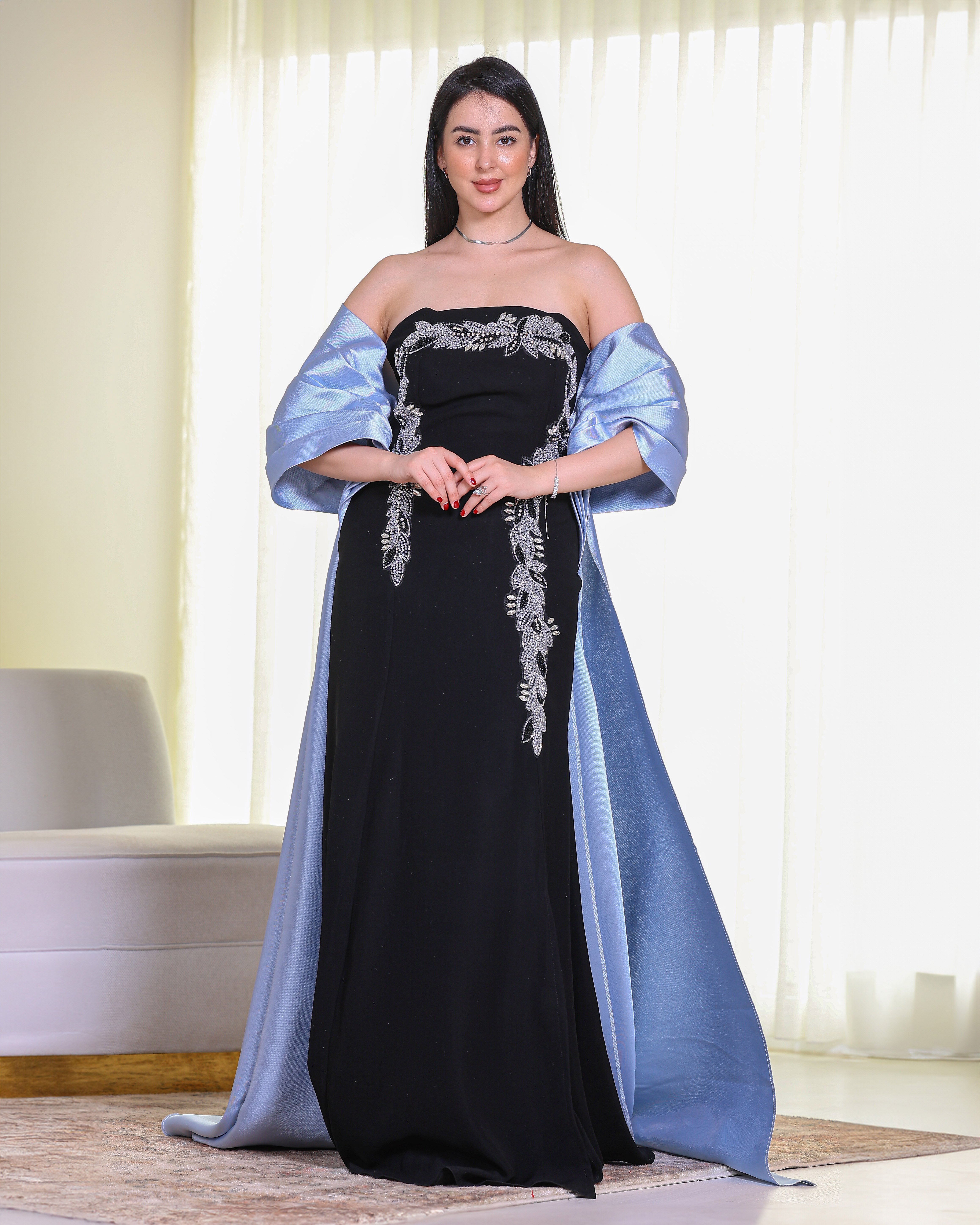 فستان سهرة أسود راقٍ بتطريز فضي ورداء جانبي