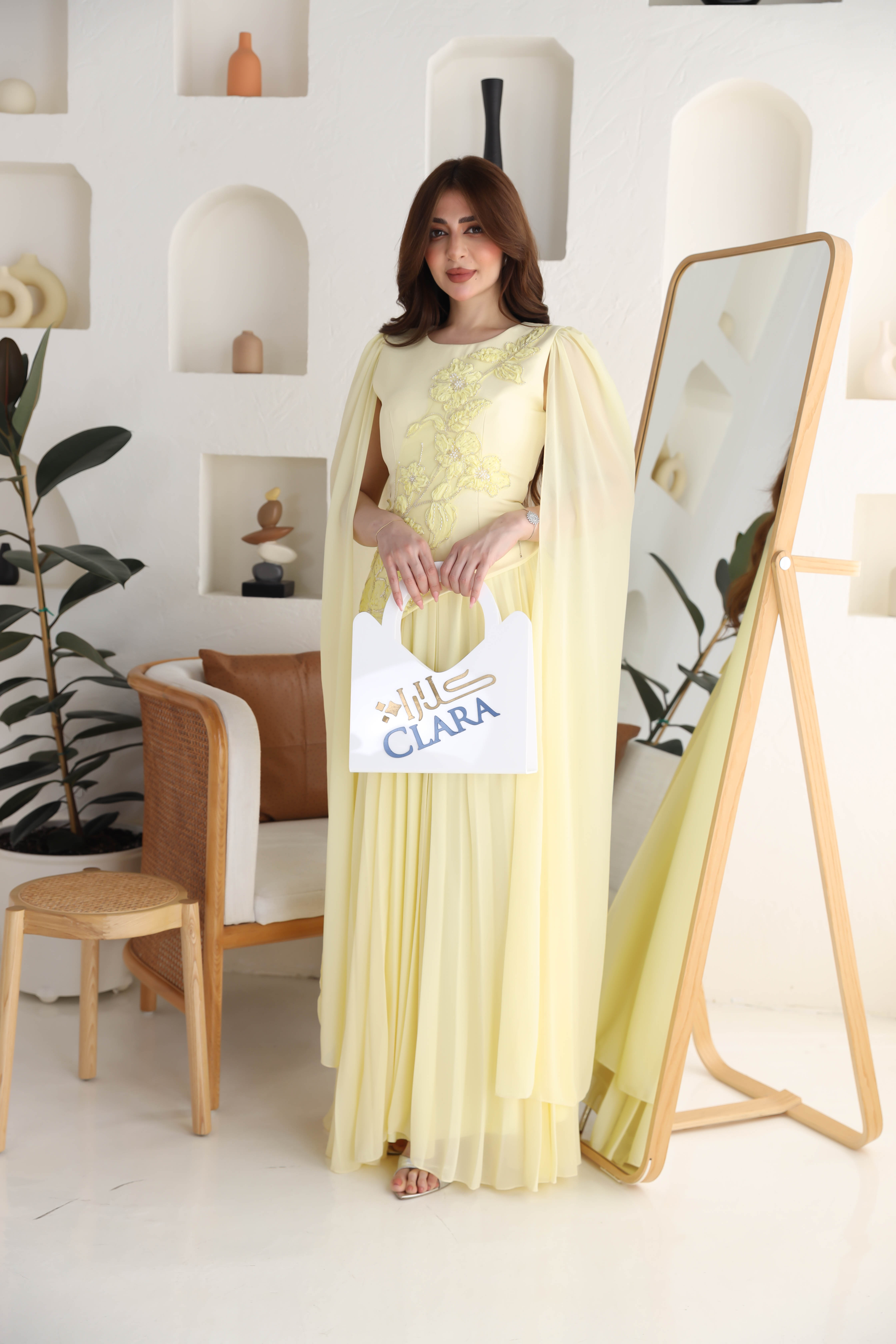 فستان سهرة أصفر فاتح بتطريز ناعم وأكمام منسدلة بتصميم راقٍ