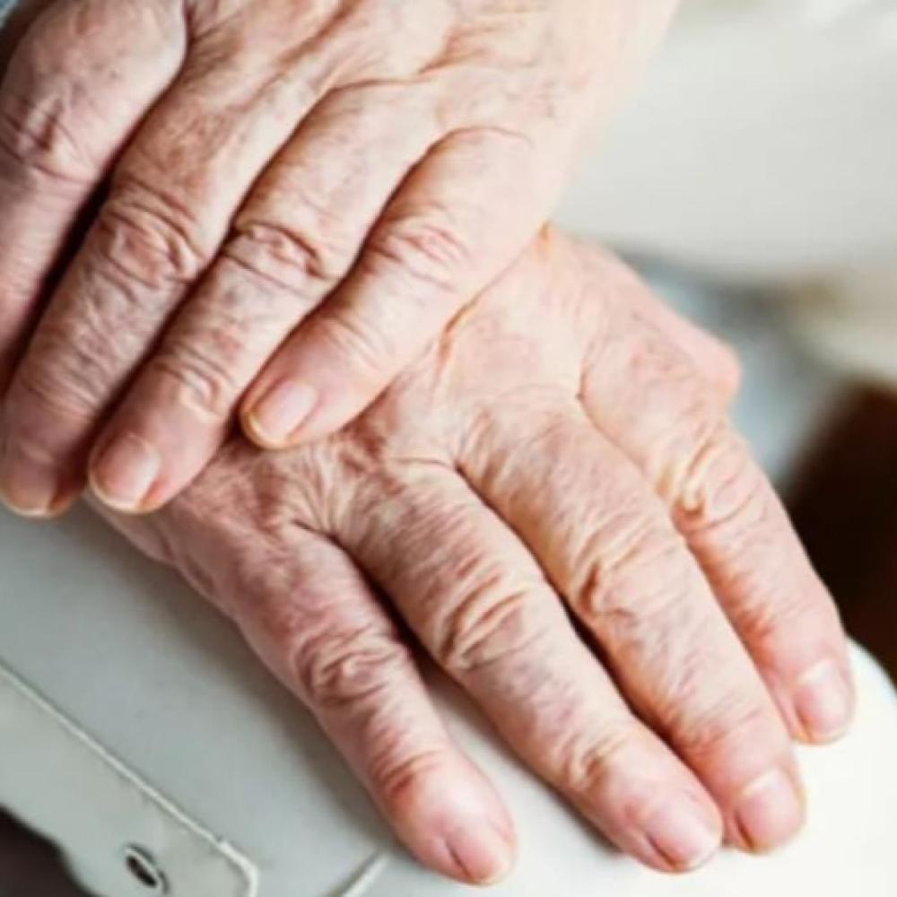 الشيخوخة عند الوالدين: كيف نواجه القلق والنسيان ونمنحهم الطمأنينة؟