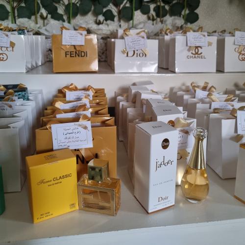 عطور ماركة مع كيسها