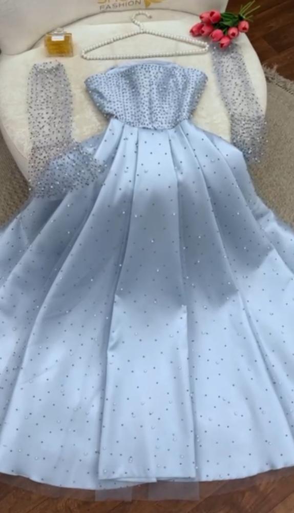 فستان بذيل طويل مطرز