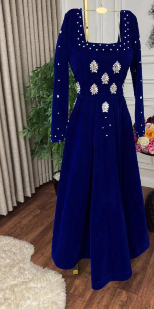 فستان سهرة مخمل مطرز كرستال راقي من ثلاث الوان