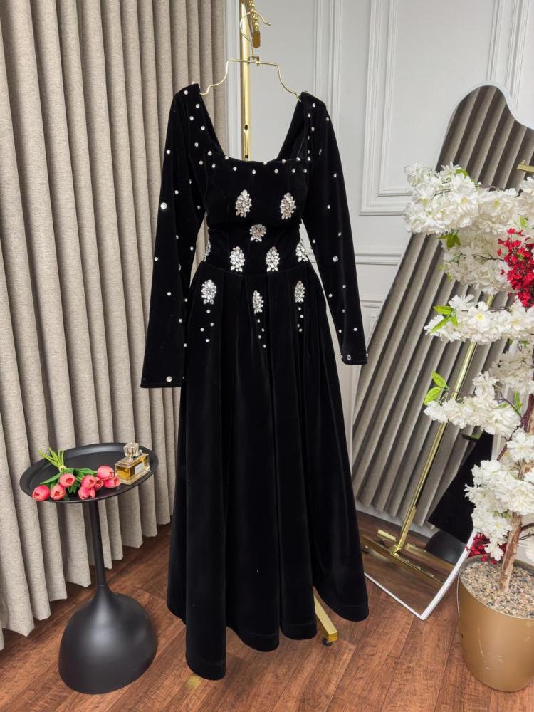 فستان سهرة مخمل مطرز كرستال راقي من ثلاث الوان