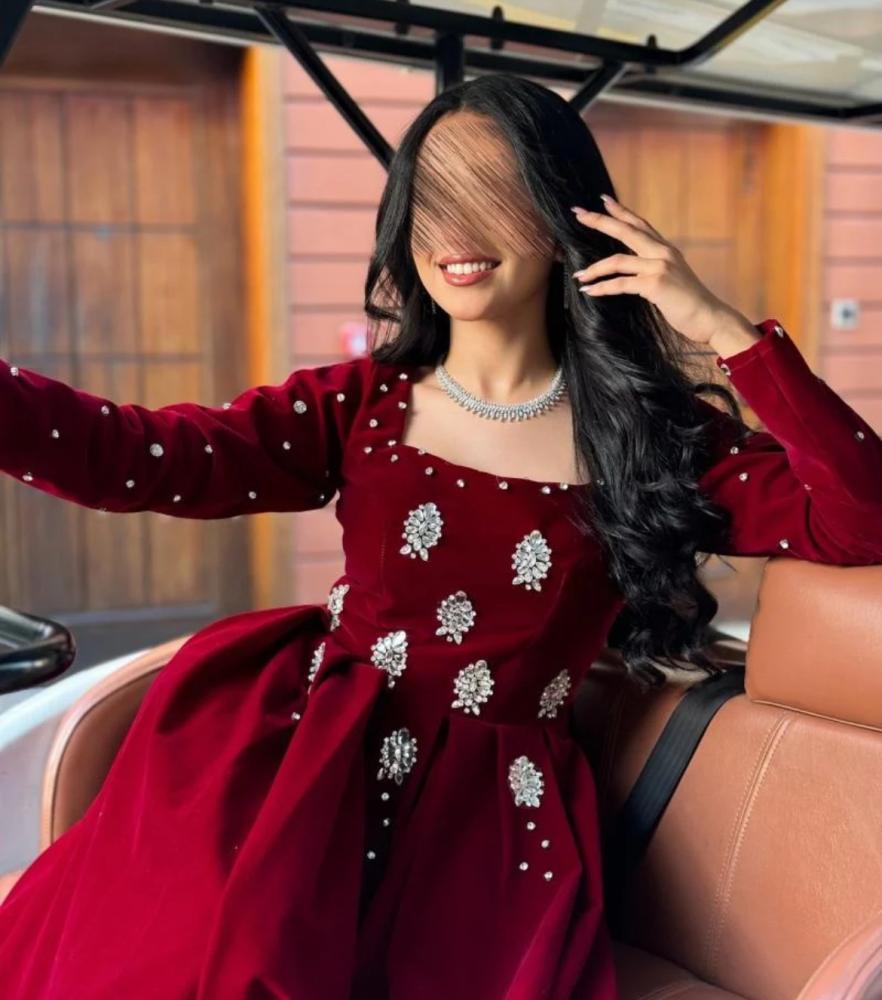 فستان سهرة مخمل مطرز كرستال راقي من ثلاث الوان