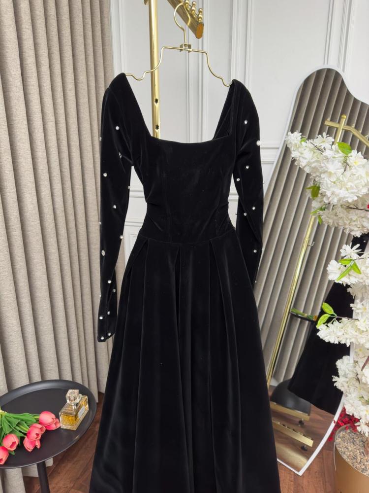 فستان سهرة مخمل مطرز كرستال راقي من ثلاث الوان