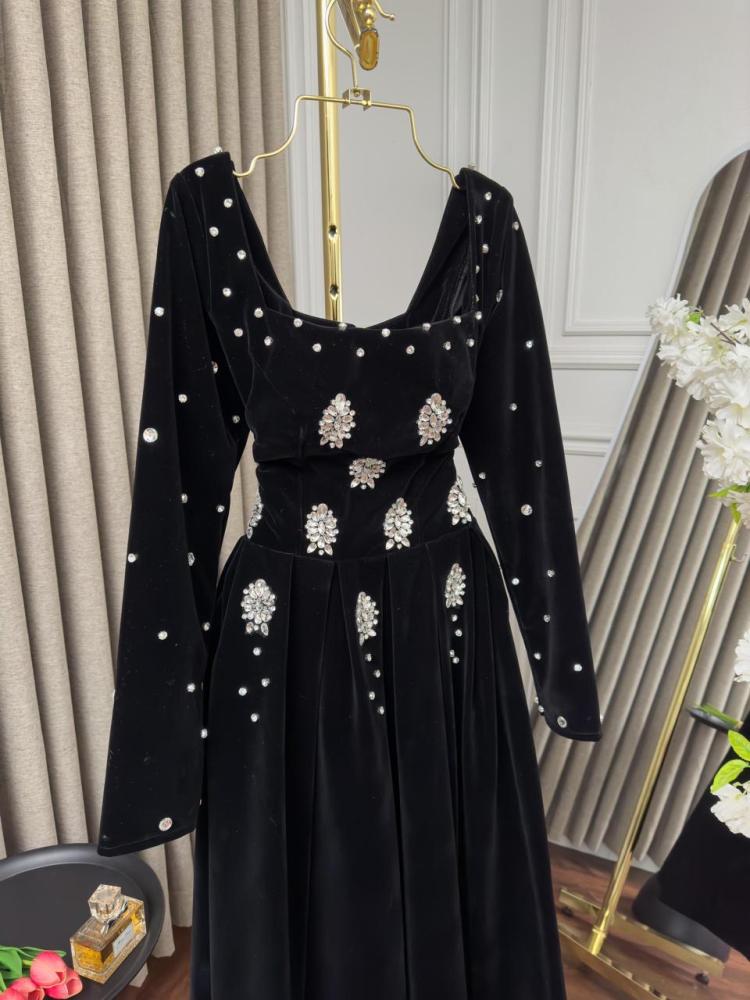 فستان سهرة مخمل مطرز كرستال راقي من ثلاث الوان