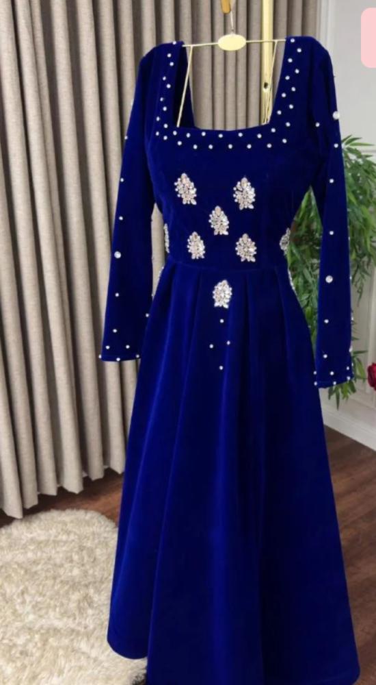 فستان سهرة مخمل مطرز كرستال راقي من ثلاث الوان