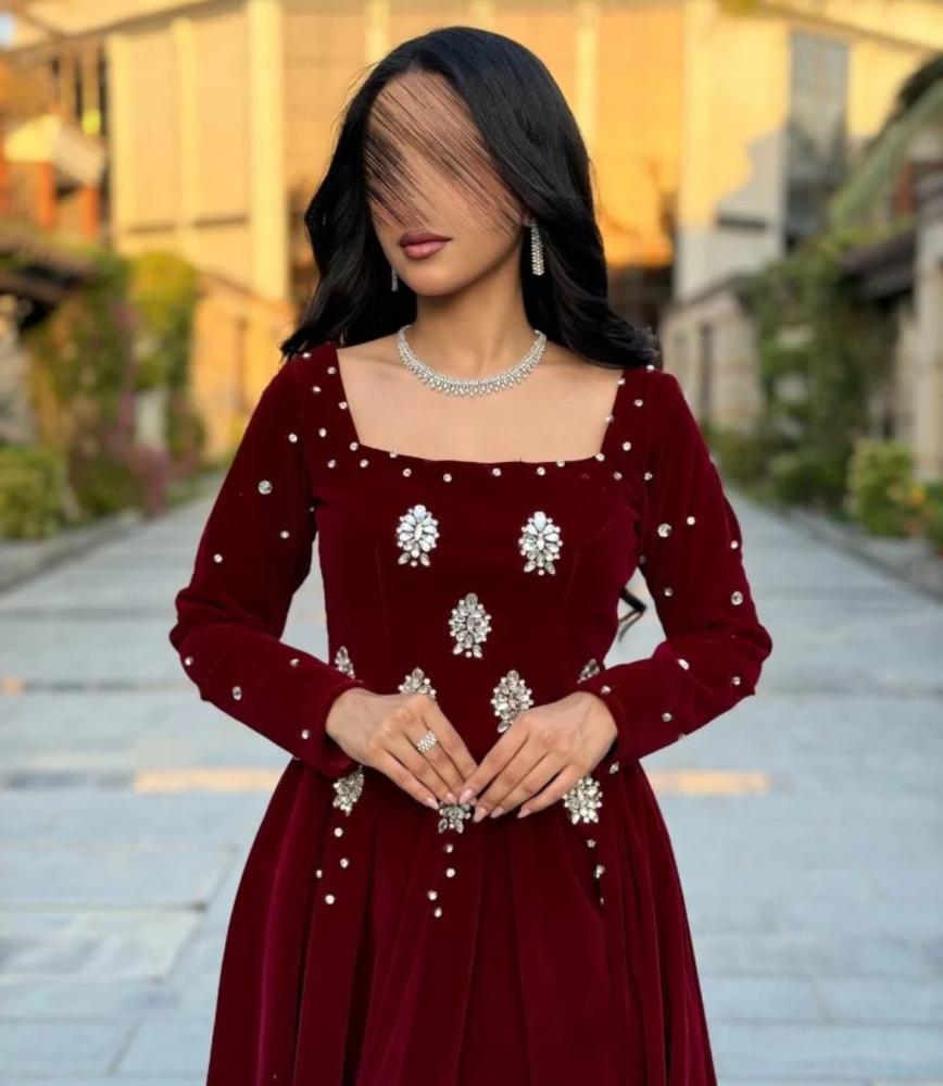 فستان سهرة مخمل مطرز كرستال راقي من ثلاث الوان