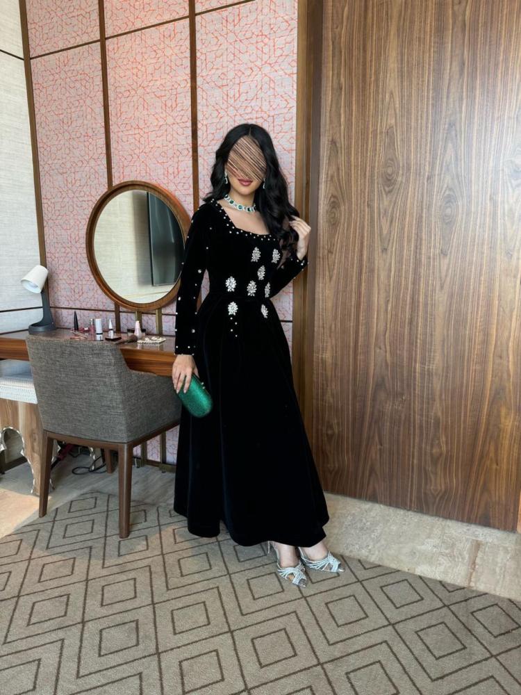 فستان سهرة مخمل مطرز كرستال راقي من ثلاث الوان