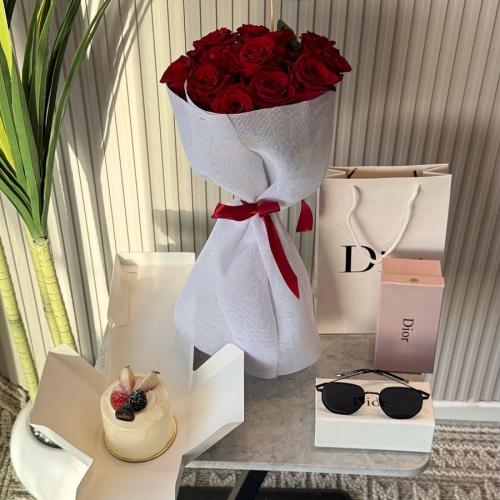 باقة ورد مع كيكه صغيره ونظاره ماركة Dior