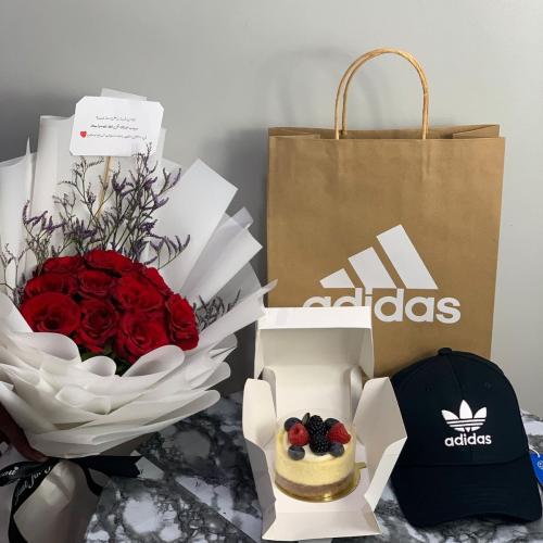 باقة ورد مع كاب ماركة adidas مع كيكه صغيره