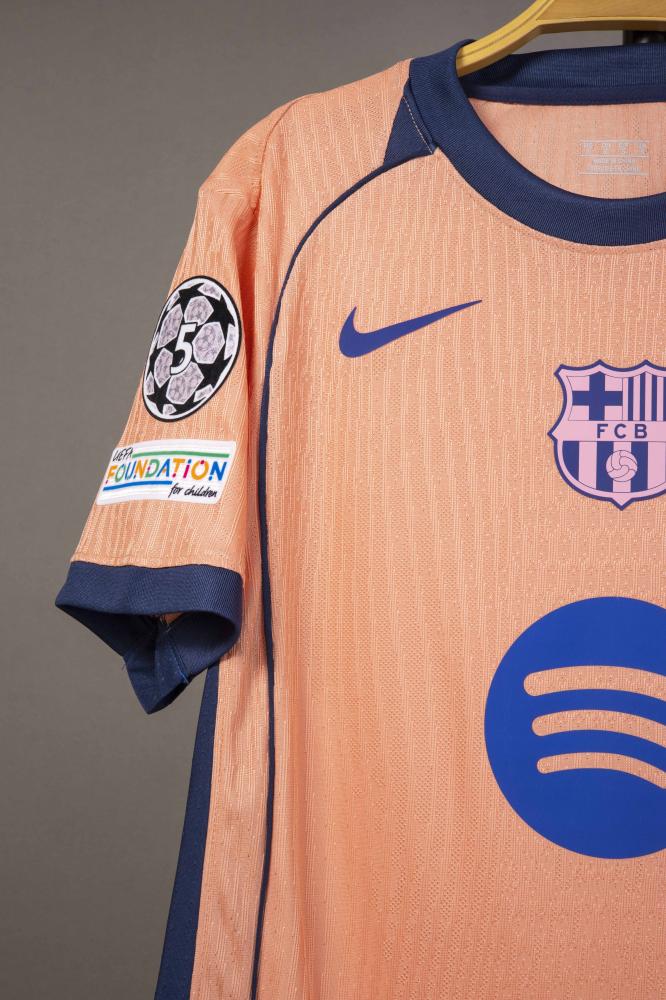 طقم برشلونة الاحتياطي 2026/2025