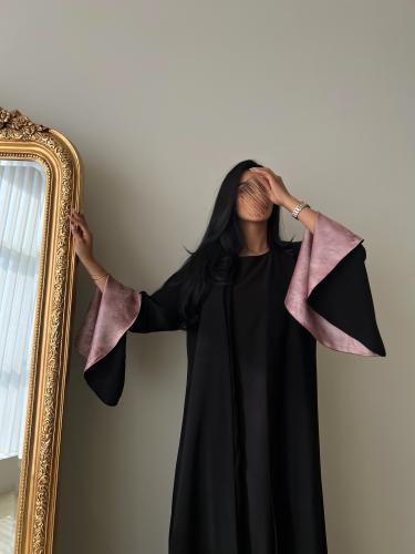 عباية كريب اسود مع حرير وردي بالاكمام