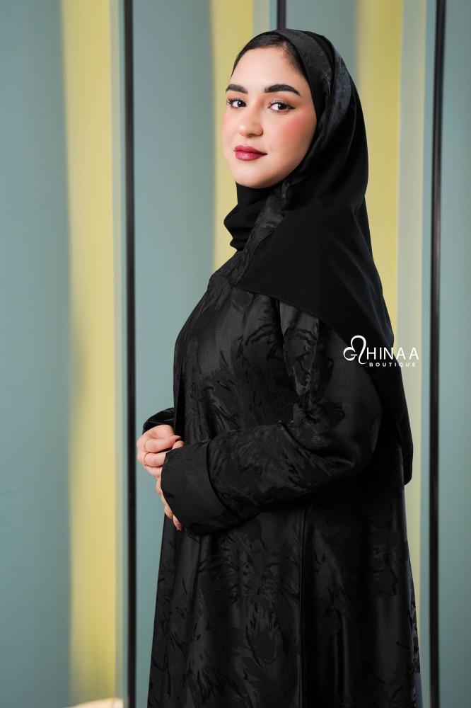 عباية نص فراشة قماش مشجر أسود