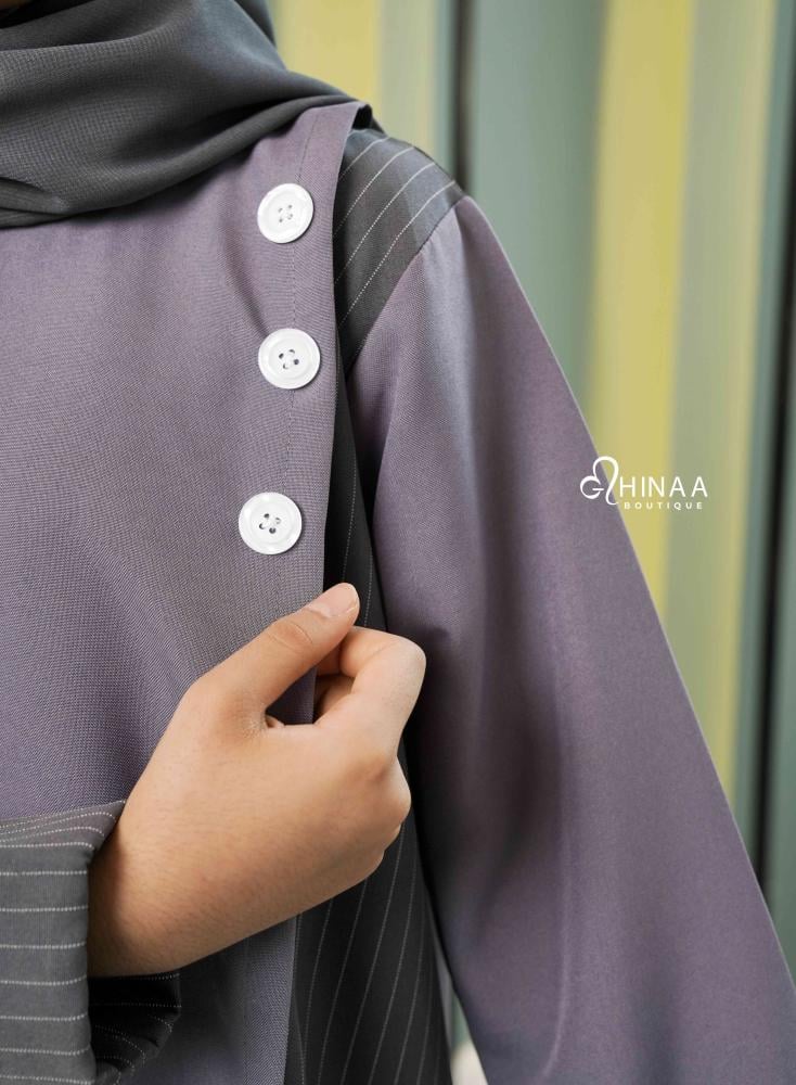 عباية بناتي رمادي سادة مع قماش غامق مقلم